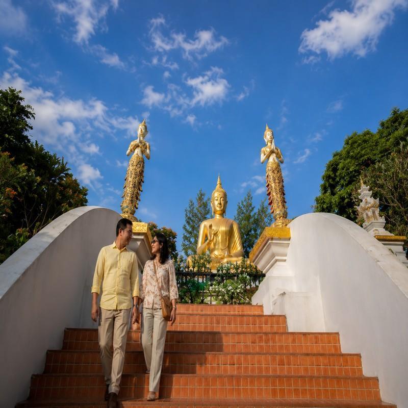 wat phra that doi saket chiang mai couple