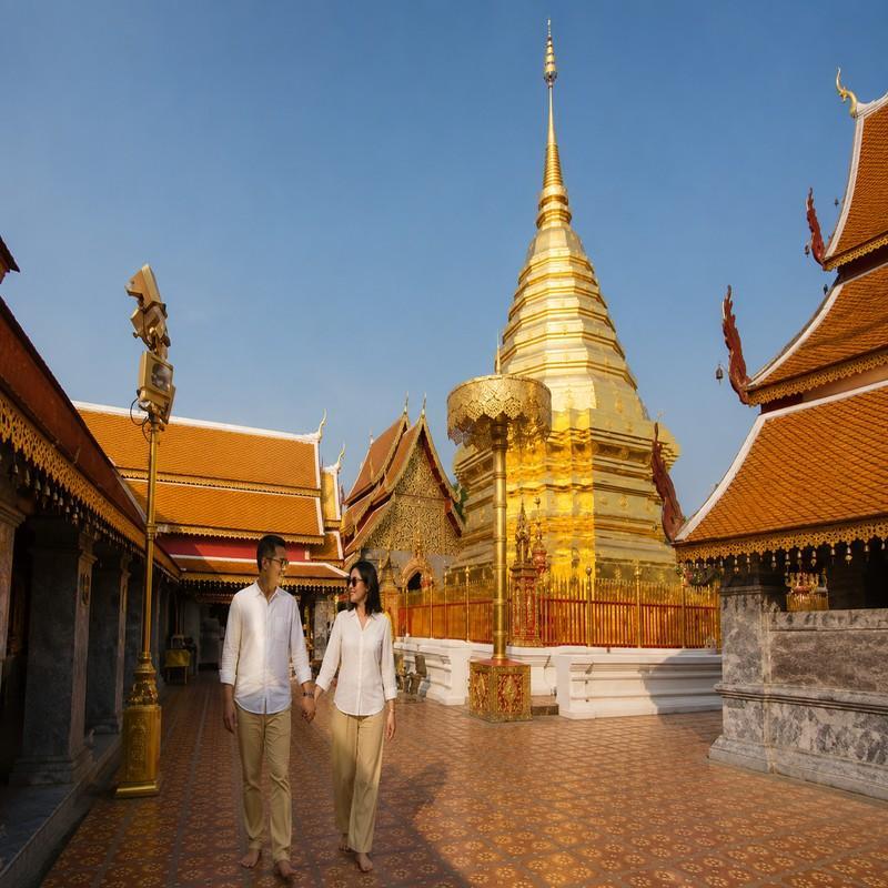 wat phra that doi suthep chiang mai couple