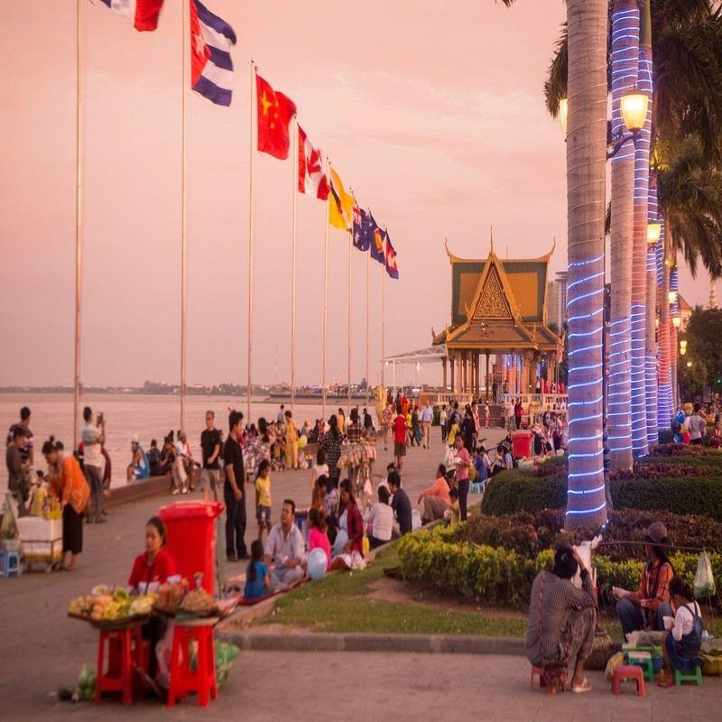 sisowath quay riverfront 100kb