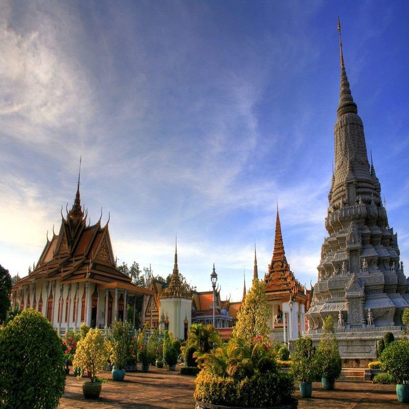 royal palace  silver pagoda 100kb