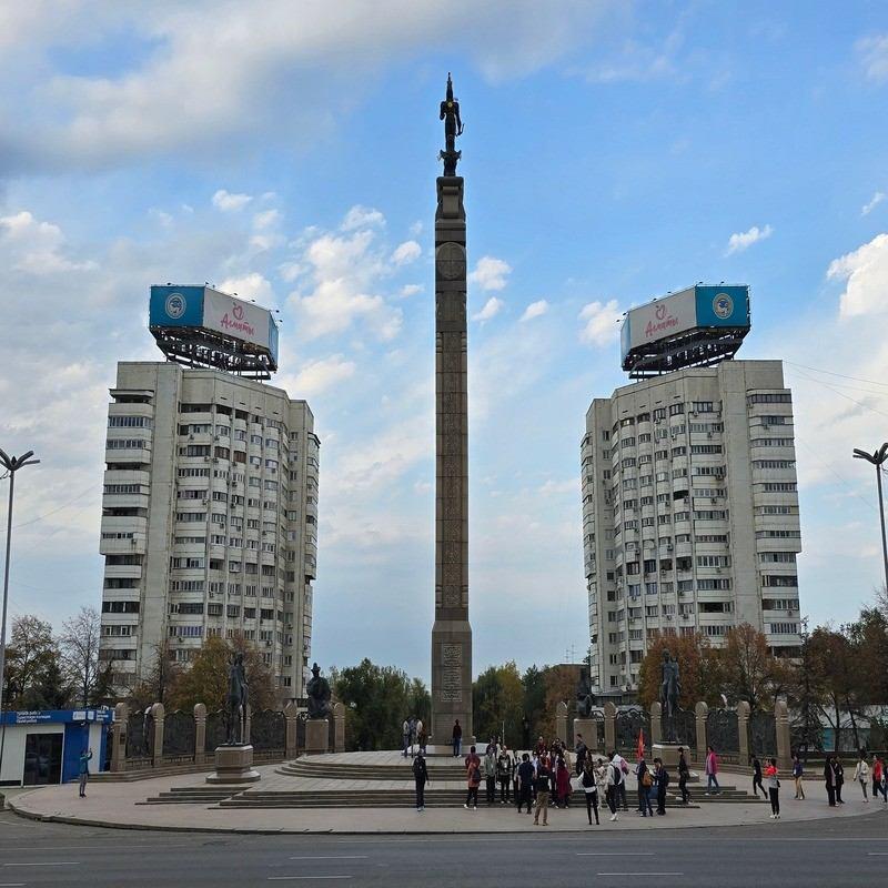 republic square  independence monument 100kb