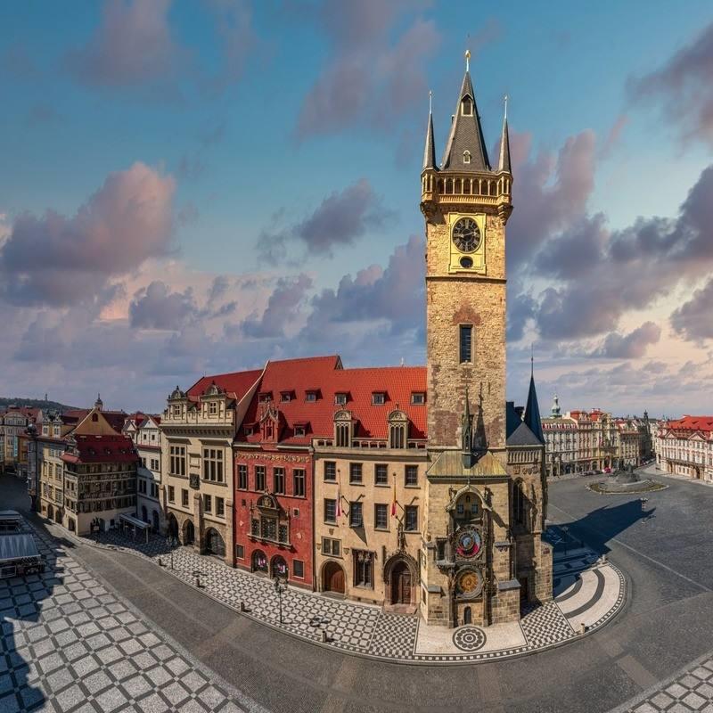 old town square  astronomical clock 100kb