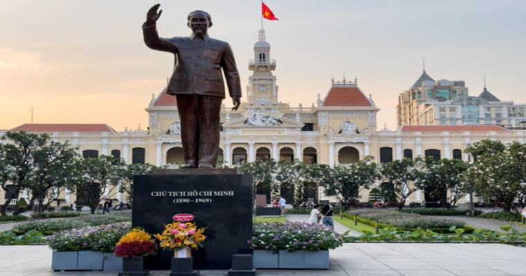 ho chi minh statue