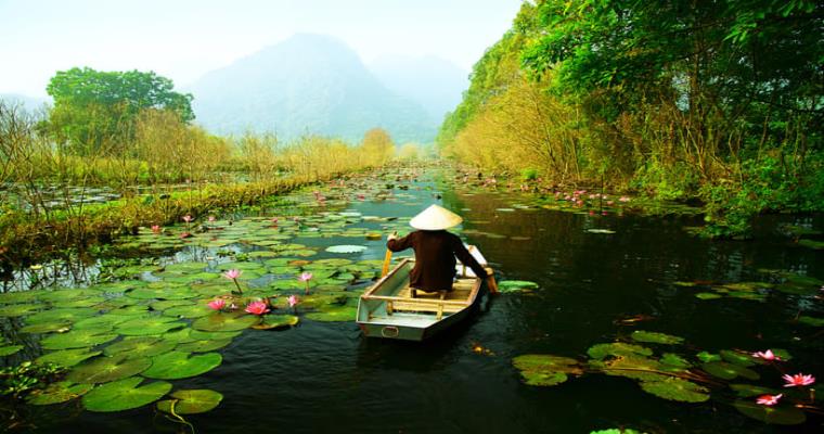 women in boat in vietnam